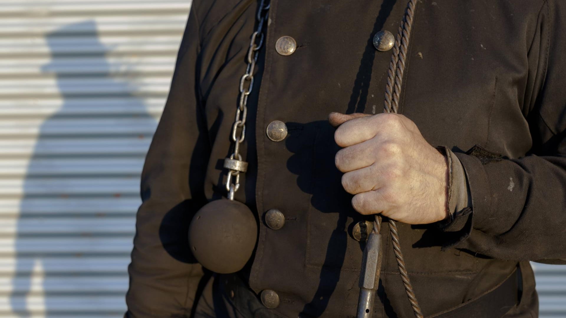 Ein Schornsteinfeger in Uniform (Symbolbild): In Köln haben zwei Männer unter dem Vorwand, Schornsteinfeger zu sein, eine Frau bestohlen.