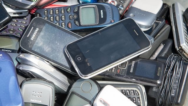Geschäfte, deren Ladenfläche größer als 800 Quadratmeter ist und die selbst mehrmals im Jahr Elektrogeräte verkaufen, müssen künftig alte Geräte wie elektrische Zahnbürsten oder Handys annehmen. Geschäfte, deren Ladenfläche größer als 800 Quadratmeter ist und die selbst mehrmals im Jahr Elektrogeräte verkaufen, müssen künftig alte Geräte wie elektrische Zahnbürsten oder Handys annehmen.