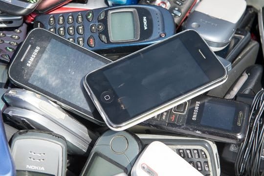 Geschäfte, deren Ladenfläche größer als 800 Quadratmeter ist und die selbst mehrmals im Jahr Elektrogeräte verkaufen, müssen künftig alte Geräte wie elektrische Zahnbürsten oder Handys annehmen. Geschäfte, deren Ladenfläche größer als 800 Quadratmeter ist und die selbst mehrmals im Jahr Elektrogeräte verkaufen, müssen künftig alte Geräte wie elektrische Zahnbürsten oder Handys annehmen.