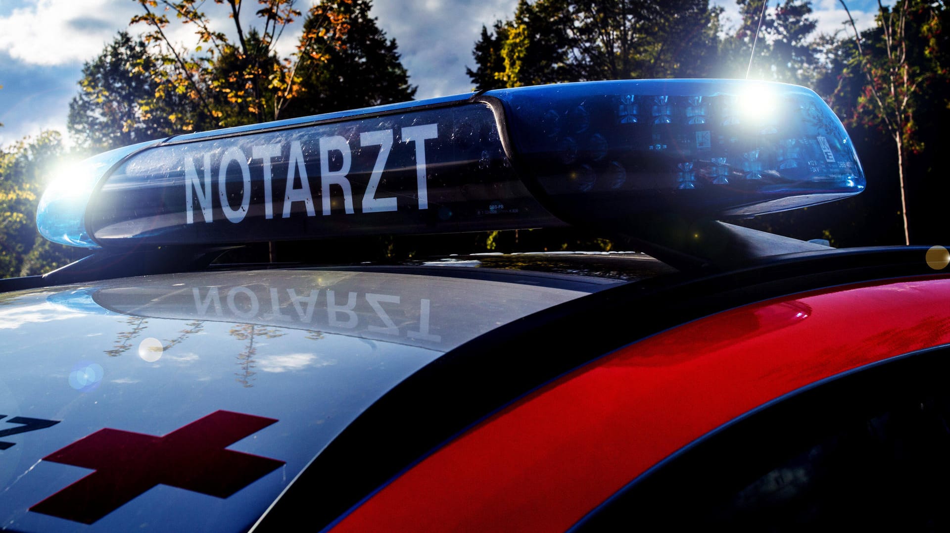 Das Blaulicht eines Notarztfahrzeugs: Bei einem Unfall in Friedrichshafen stirbt ein 39-Jähriger, seine hochschwangere Beifahrerin und ihr Kind schweben in Lebensgefahr(Symbolfoto). Das Blaulicht eines Notarztfahrzeugs: Bei einem Unfall in Friedrichshafen stirbt ein 39-Jähriger, seine hochschwangere Beifahrerin und ihr Kind schweben in Lebensgefahr(Symbolfoto).