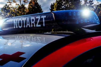 Das Blaulicht eines Notarztfahrzeugs: Bei einem Unfall in Friedrichshafen stirbt ein 39-Jähriger, seine hochschwangere Beifahrerin und ihr Kind schweben in Lebensgefahr(Symbolfoto).
