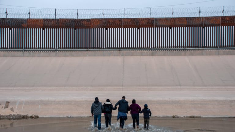 Eine Familie vor der mexikanisch-amerikanischen Grenze: Seit der Wahl von US-Präsident Biden versuchen wieder mehr Menschen illegal in die USA zu gelangen(Archivfoto).