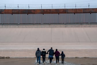 Eine Familie vor der mexikanisch-amerikanischen Grenze: Seit der Wahl von US-Präsident Biden versuchen wieder mehr Menschen illegal in die USA zu gelangen(Archivfoto).