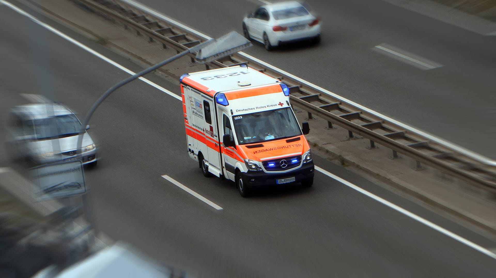 Notarzteinsatz im Saarland: Für die Frau, die mit einem Lkw zusammenprallte, kam jede Hilfe zu spät. Notarzteinsatz im Saarland: Für die Frau, die mit einem Lkw zusammenprallte, kam jede Hilfe zu spät.