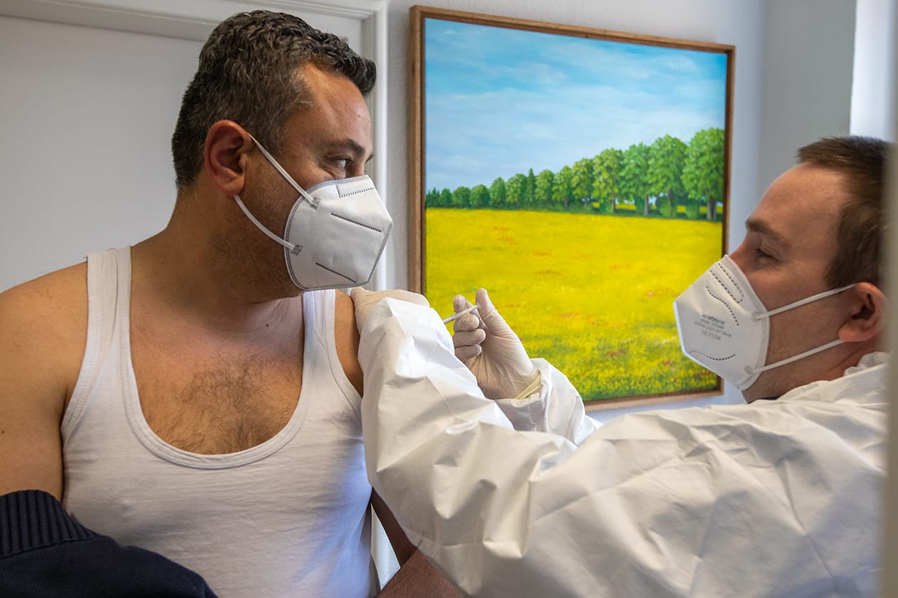 Yusuf Köysüren (45) bekommt von Michael Jost (rechts) eine Spritze mit dem Impfstoff Johnson&Johnson verabreicht.