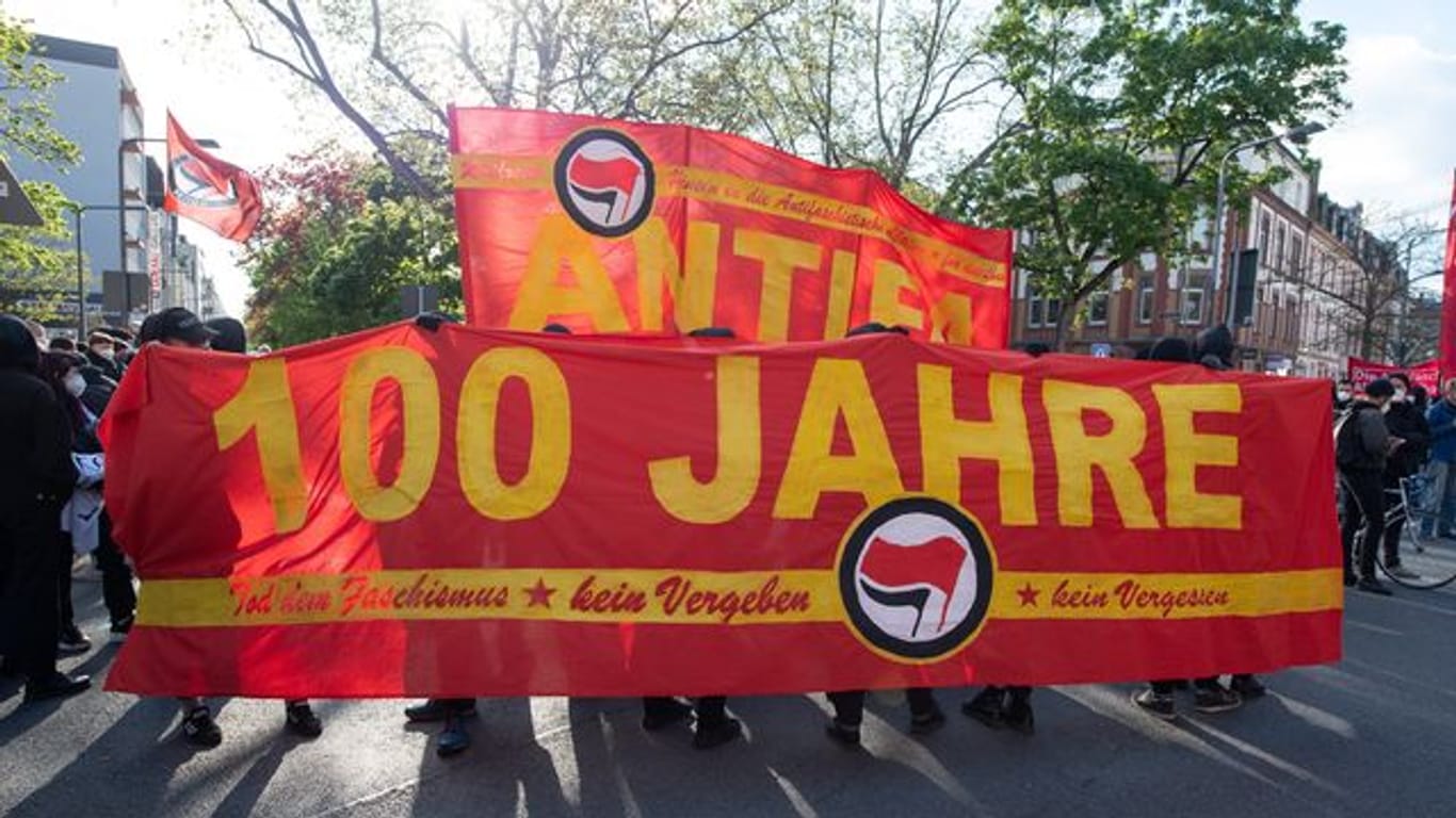 Ein Banner mit der Aufschrift "Antifa 100 Jahre": Mit einer Schweigeminute gedachten die Demonstrierenden im Frankfurter Stadtteil Gallus der Opfer von Nationalsozialismus und Faschismus.