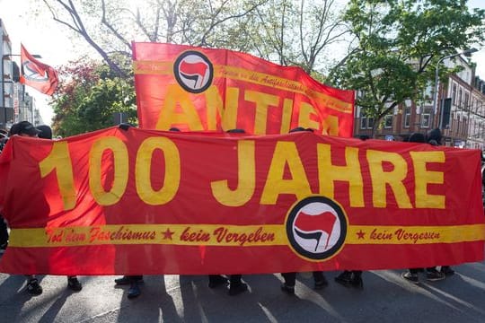 Ein Banner mit der Aufschrift "Antifa 100 Jahre": Mit einer Schweigeminute gedachten die Demonstrierenden im Frankfurter Stadtteil Gallus der Opfer von Nationalsozialismus und Faschismus.