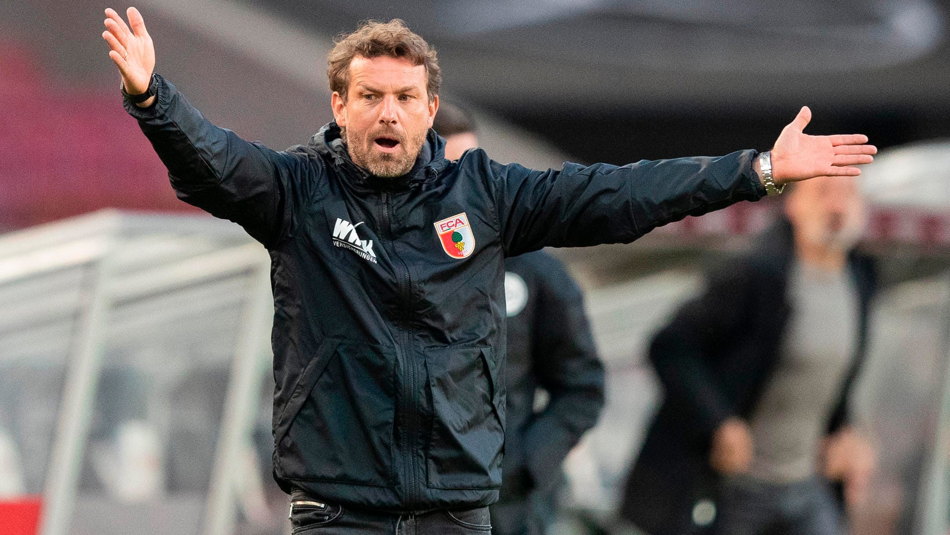 Markus Weinzierl: Der Trainer kassierte bei seinem Comeback auf der Augsburger Trainerbank eine Niederlagen in Stuttgart. Markus Weinzierl: Der Trainer kassierte bei seinem Comeback auf der Augsburger Trainerbank eine Niederlagen in Stuttgart.