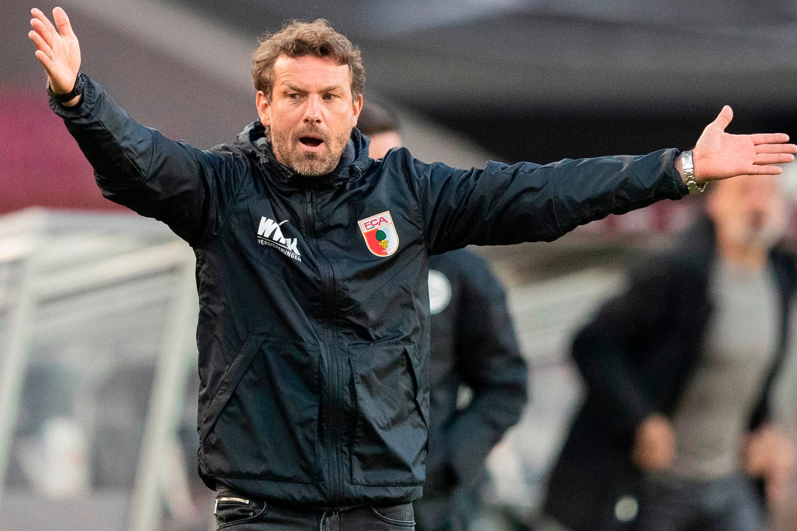 Markus Weinzierl: Der Trainer kassierte bei seinem Comeback auf der Augsburger Trainerbank eine Niederlagen in Stuttgart.
