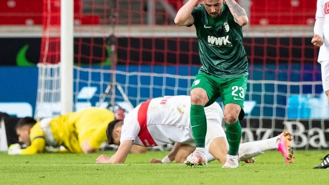 Augsburgs Marco Richter reagiert auf eine vergebene Chance.