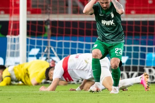 Augsburgs Marco Richter reagiert auf eine vergebene Chance.
