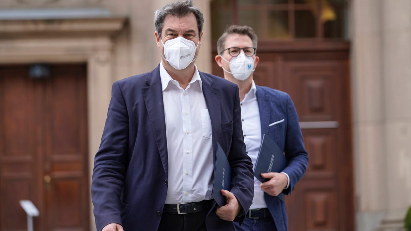 Markus Blume (rechts) geht mit CSU-Chef Markus Söder zur Fraktionssitzung (Archivbild). Er hat sich zur Rolle der Union in einer grün-schwarzen Koalition geäußert.