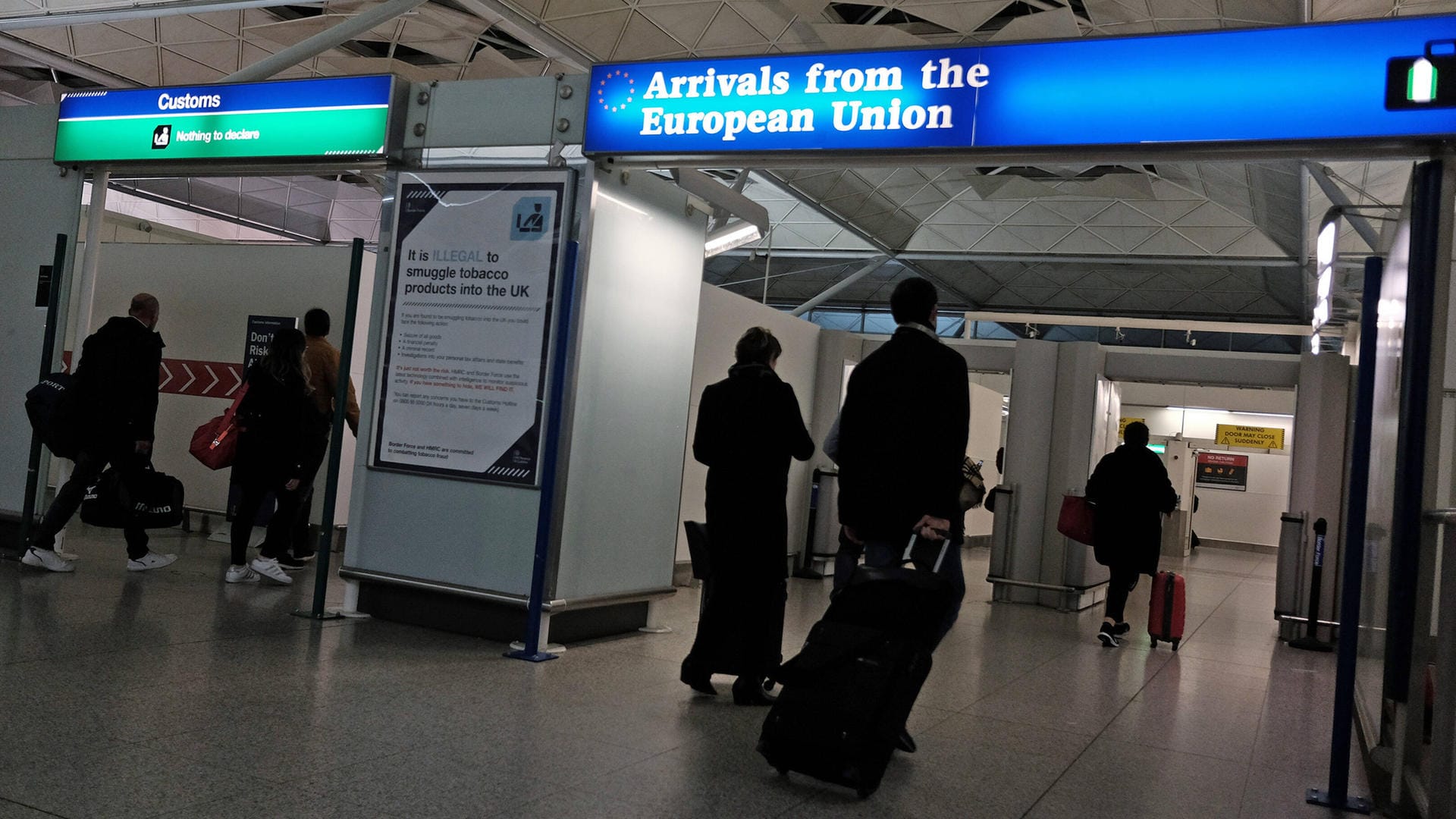 Passagiere bei der Einreise am Flughafen Stansted. Einige deutsche Au-pairs wurden kurzzeitig festgehalten.