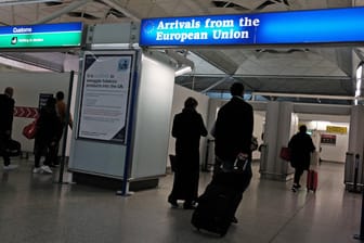 Passagiere bei der Einreise am Flughafen Stansted. Einige deutsche Au-pairs wurden kurzzeitig festgehalten.