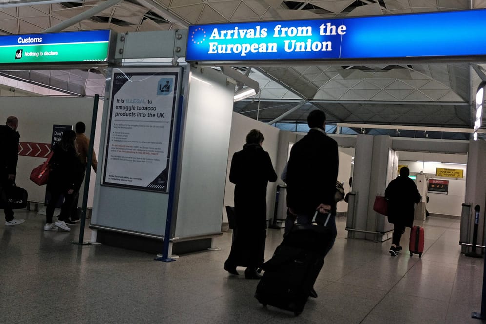 Passagiere bei der Einreise am Flughafen Stansted. Einige deutsche Au-pairs wurden kurzzeitig festgehalten.