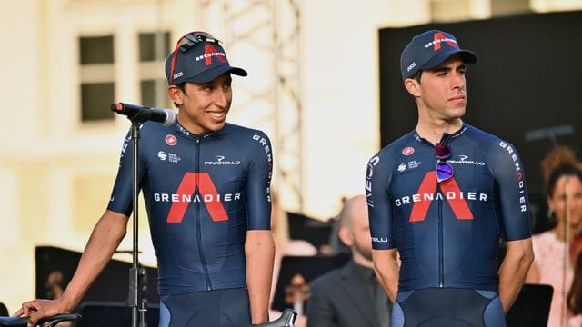 Hält sein Rücken, will er beim Giro voll angreifen: Egan Bernal (l).