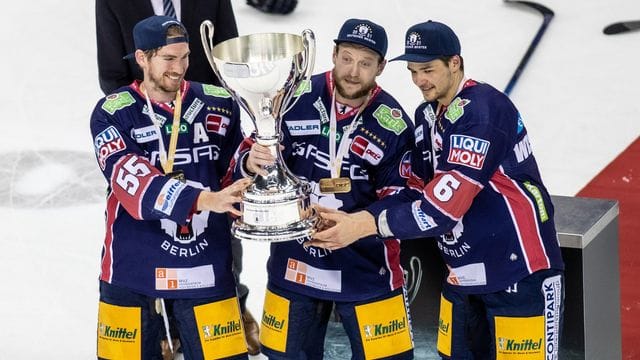 Die Berliner John Ramage, Frank Hördler und Kai Wissmann (l-r) mit dem Meisterpokal. Die Berliner John Ramage, Frank Hördler und Kai Wissmann (l-r) mit dem Meisterpokal.