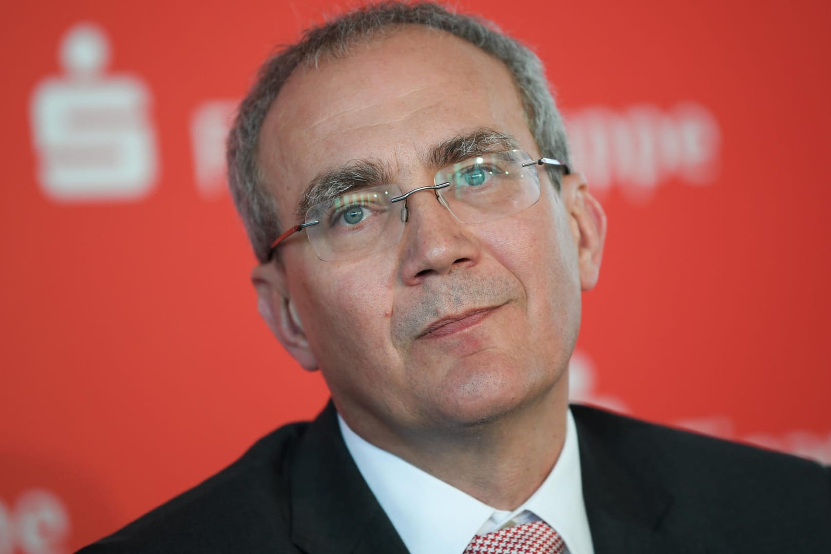 Joachim Schmalzl, Geschäftsführendes Vorstandsmitglied des Deutschen Sparkassen- und Giroverbands (DSGV), nimmt an einer Bilanz-Pressekonferenz teil: Kunden deutscher Banken und Sparkassen sollen künftig über einen einheitlichen Weg im Internet bezahlen können.