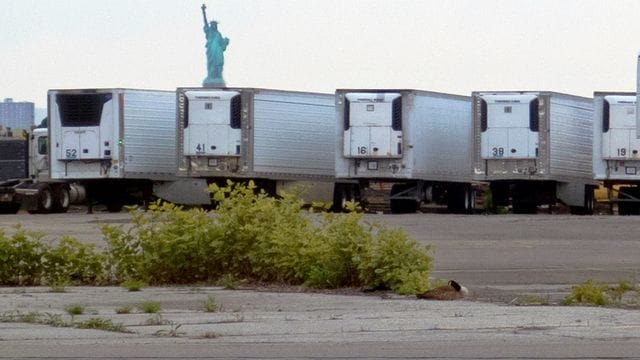 Kühlwagen zur Lagerung von Corona-Toten stehen auf einem Parkplatz am Pier im Stadtteil Brooklyn. Kühlwagen zur Lagerung von Corona-Toten stehen auf einem Parkplatz am Pier im Stadtteil Brooklyn.