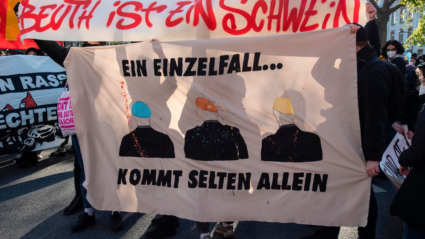 "Beuth ist ein Schwein" steht auf einem Plakat, mit dem Teilnehmer einer Demonstration in Frankfurt am Main auf die Rechtsextremismus-Affäre in der hessischen Polizei anspielen: Der Demonstrationszug verlief laut Polizeiangaben friedlich.