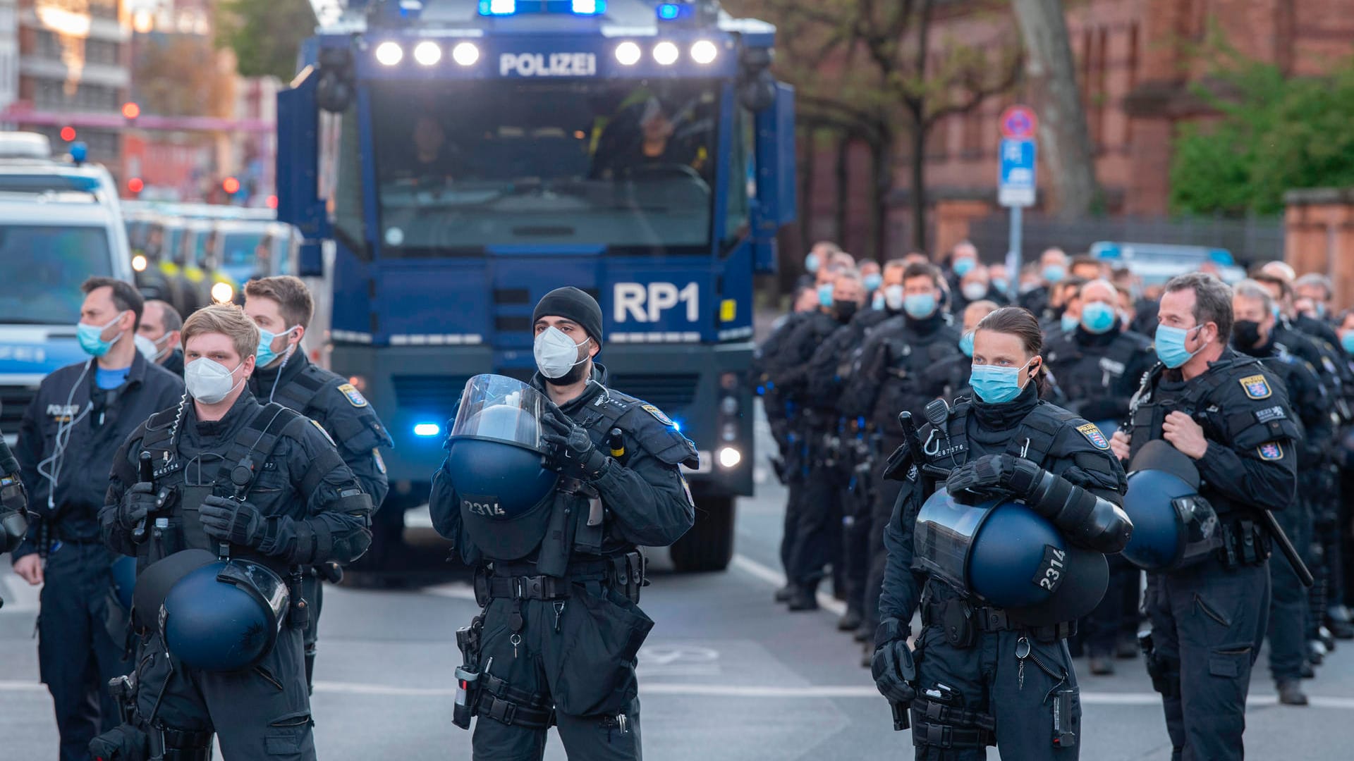 Hunderte Beamte und ein Wasserwerfer der Polizei stehen am Rande einer Demonstration in der Gutleutstraße: Ausschreitungen wie bei einer Demo am 1. Mai blieben dieses Mal aus.