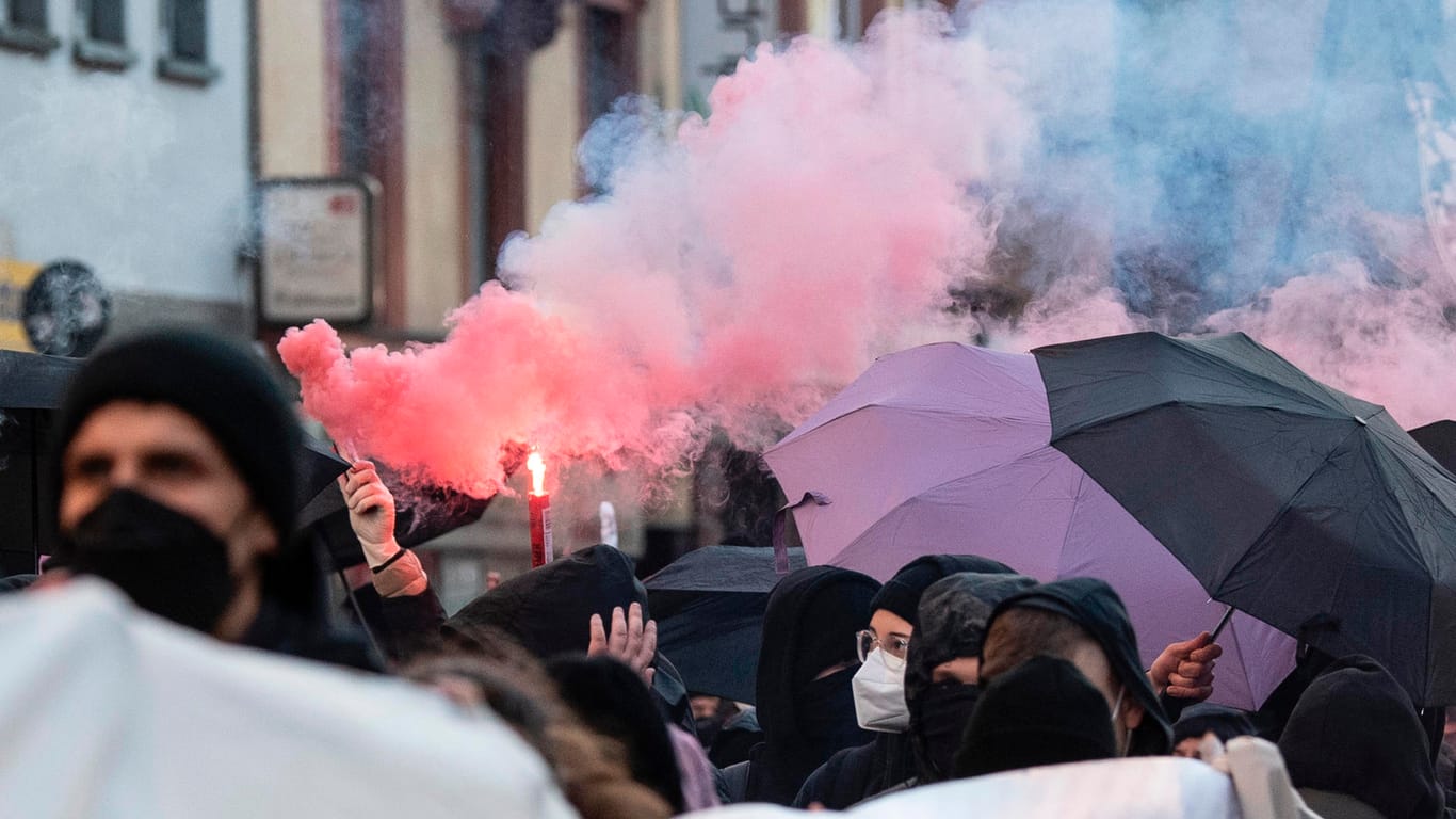 Vermummte Demonstranten zünden auf einer Demonstration Pyrotechnik: Die Polizei sprach von 1.500 Demo-Teilnehmern – die Veranstalter sogar von 3.000.