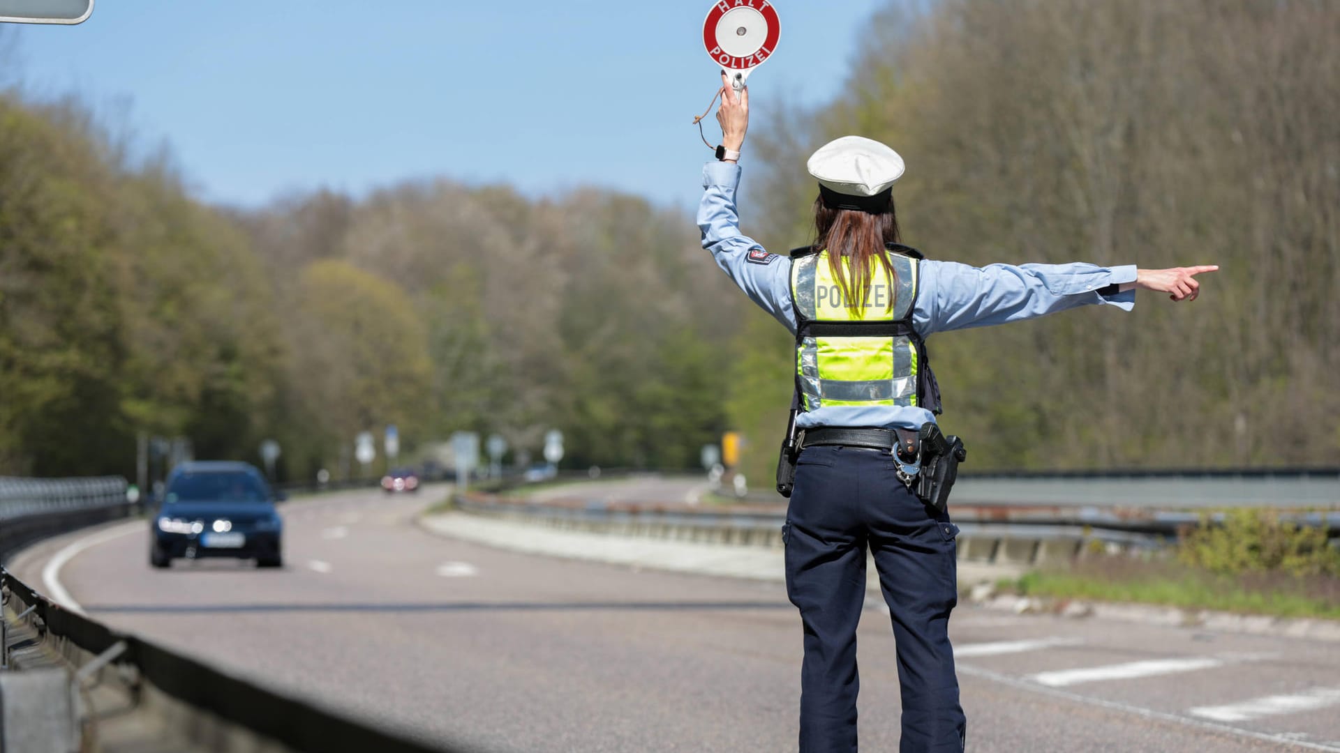 Eine Polizistin zieht einen Pkw aus dem Verkehr (Symbolbild): Die Polizei ermittelt nun gegen die beiden Tatverdächtigen. Eine Polizistin zieht einen Pkw aus dem Verkehr (Symbolbild): Die Polizei ermittelt nun gegen die beiden Tatverdächtigen.