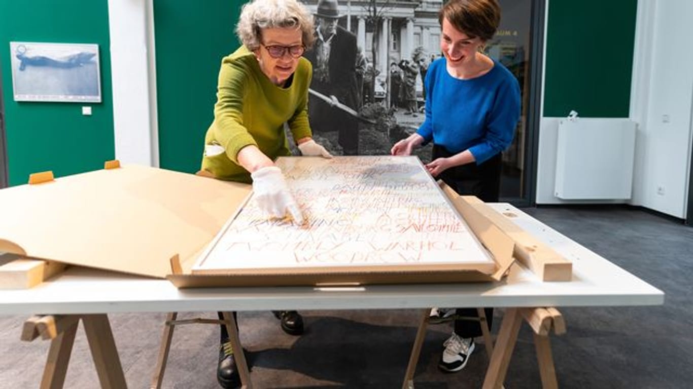 Kuratorin Daniela Sannwald (l) und Kristin Halm, Leiterin der Kunsthalle Lüneburg, bei den Vorbereitungen zur Beuys-Schau.