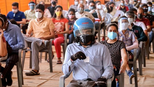 Zahlreiche Menschen ab 18 Jahren warten in einem Impfzentrum in Neu Delhi darauf, die erste Dosis des Corona-Impfstoffs von Astrazeneca zu erhalten. Zahlreiche Menschen ab 18 Jahren warten in einem Impfzentrum in Neu Delhi darauf, die erste Dosis des Corona-Impfstoffs von Astrazeneca zu erhalten.
