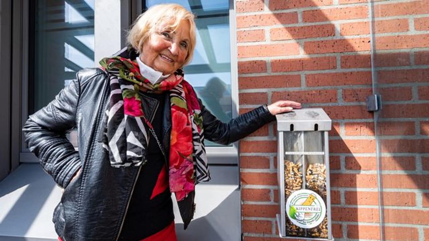 Karin Meixner-Nentwig von dem Verein "Amberger Kippenjäger" neben einem Sammelbehälter mit Zigarettenkippen.