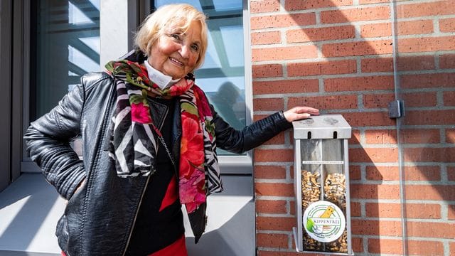 Karin Meixner-Nentwig von dem Verein "Amberger Kippenjäger" neben einem Sammelbehälter mit Zigarettenkippen.