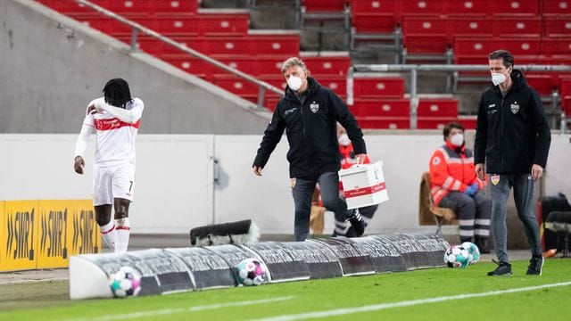 VfB-Profi Tanguy Coulibaly (l) musste gegen den VfB Stuttgart verletzungsbedingt ausgewechselt werden. VfB-Profi Tanguy Coulibaly (l) musste gegen den VfB Stuttgart verletzungsbedingt ausgewechselt werden.
