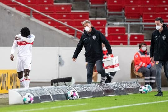 VfB-Profi Tanguy Coulibaly (l) musste gegen den VfB Stuttgart verletzungsbedingt ausgewechselt werden.