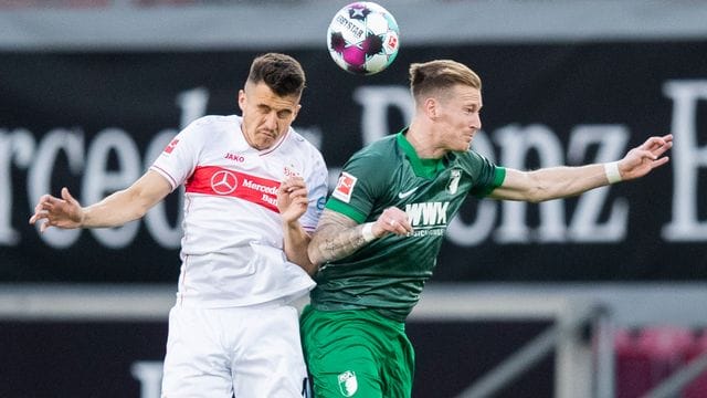 Der Stuttgarter Marc Oliver Kempf (l) im Kopfballduell mit dem Augsburger André Hahn. Der Stuttgarter Marc Oliver Kempf (l) im Kopfballduell mit dem Augsburger André Hahn.