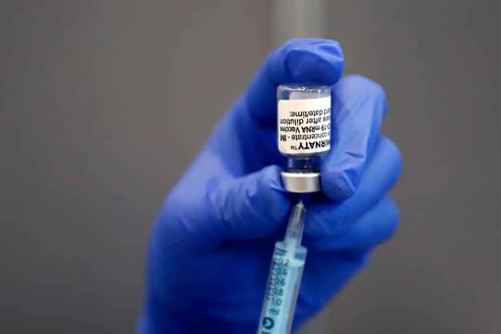 Ein medizinischer Mitarbeiter bereitet eine Injektion mit dem Corona-Impfstoff von Pfizer/Biontech vor.
