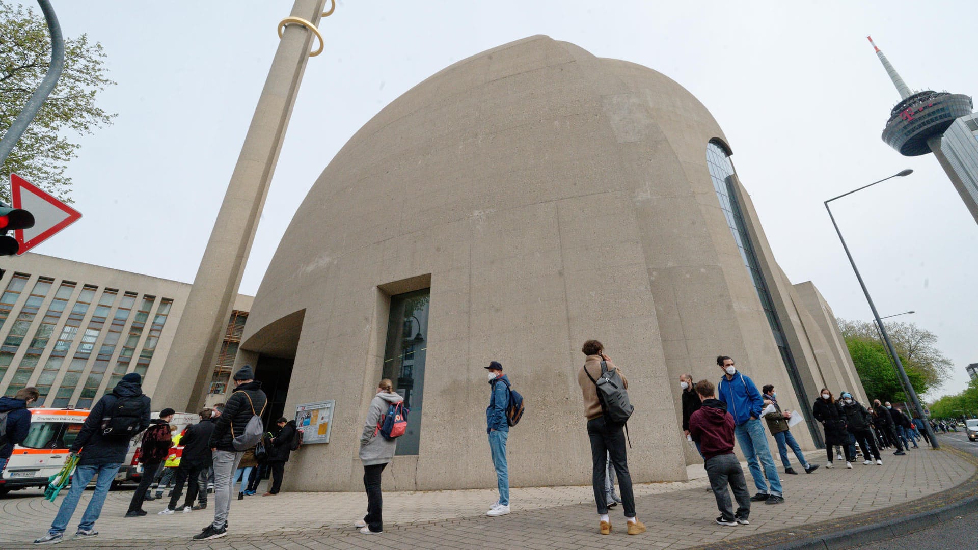 Lange Schlangen von Menschen bilden sich am Samstagmorgen rund um die Ditib-Zentralmoschee im Kölner Stadtteil Ehrenfeld: Hier werden bei einer Sonderimpfaktion Impfungen gegen das Coronavirus angeboten. Lange Schlangen von Menschen bilden sich am Samstagmorgen rund um die Ditib-Zentralmoschee im Kölner Stadtteil Ehrenfeld: Hier werden bei einer Sonderimpfaktion Impfungen gegen das Coronavirus angeboten.