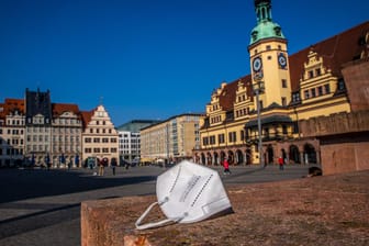 Eine FFP2-Maske liegt in der Fußgängerzone von Leipzig (Symbolbild): Die Inzidenz in Leipzig liegt unter 100.