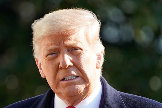 In der Amtszeit des früheren Präsidenten Donald Trump hat sich die US-Regierung nach einem Bericht der "Washington Post" heimlich Telefondaten von drei Reportern der renommierten Zeitung beschafft.