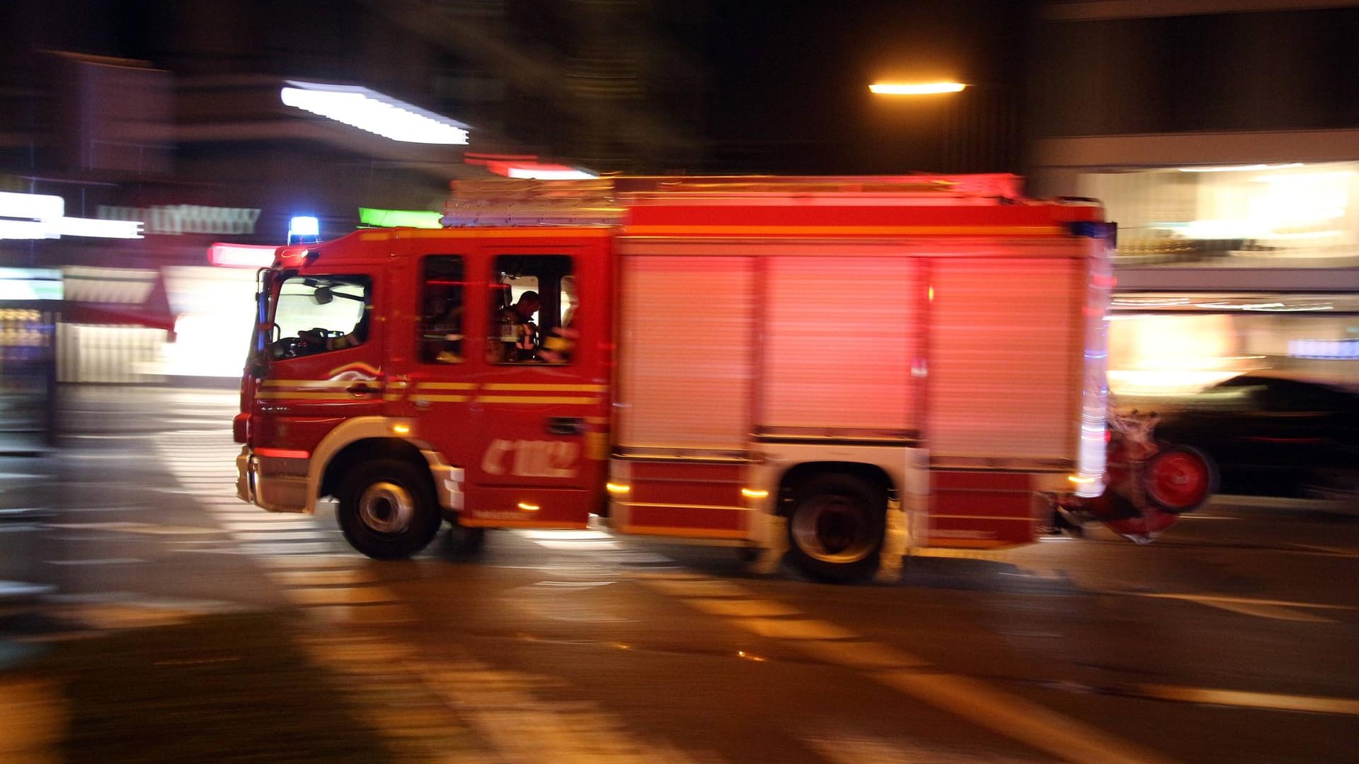 Ein Einsatzwagen der Feuerwehr fährt zu einem Einsatz (Symbolbild): Die Schadenssummer ist noch unklar.