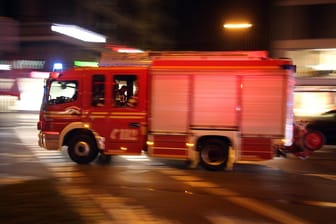 Ein Einsatzwagen der Feuerwehr fährt zu einem Einsatz (Symbolbild): Die Schadenssummer ist noch unklar.