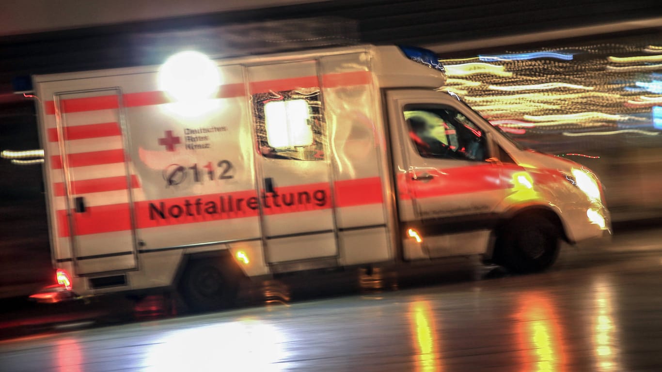 Ein Rettungswagen des Deutschen Roten Kreuzes fährt zu einem Einsatz (Symbolbild): Der Mann musste ins Krankenhaus gebracht werden.