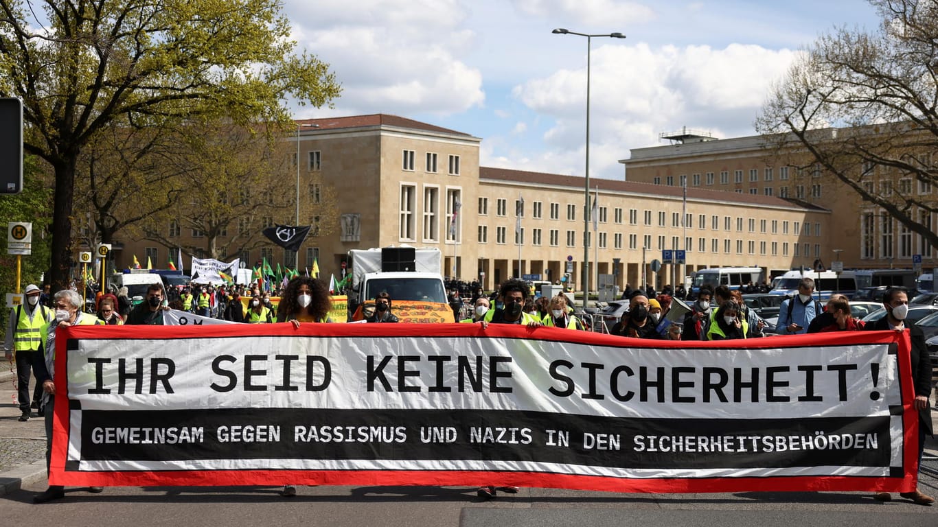 "Ihr seid keine Sicherheit!" steht auf einem Banner: Rund 1.300 Polizeikräfte begleiten die Demonstration in Berlin.