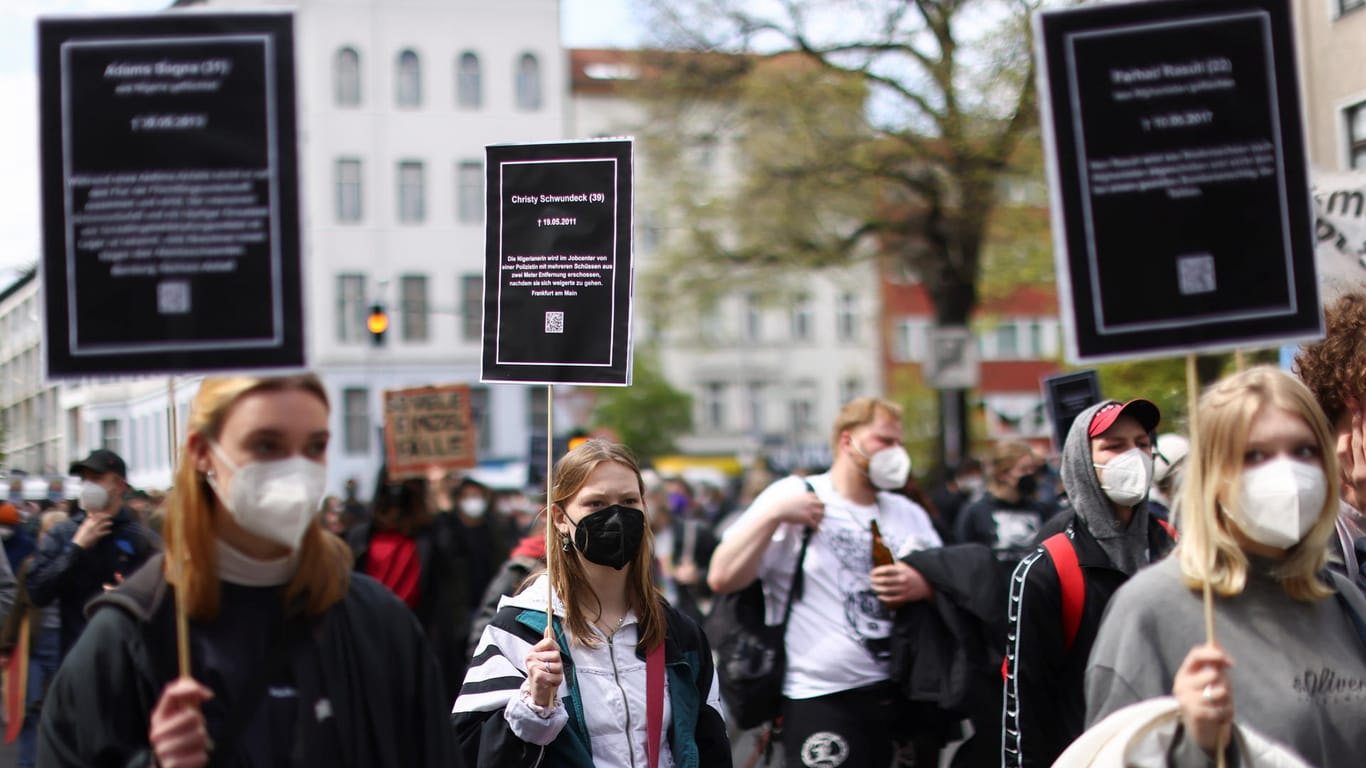 Demonstrierende in Berlin: Der Großteil der Demoteilnehmer hielt die Hygiene- und Abstandsregeln ein.
