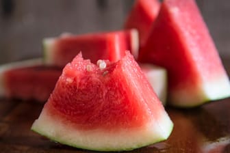 Ein angebissenes Melonen-Stück (Symbolbild): Der Mann wurde in ein Krankenhaus eingeliefert.