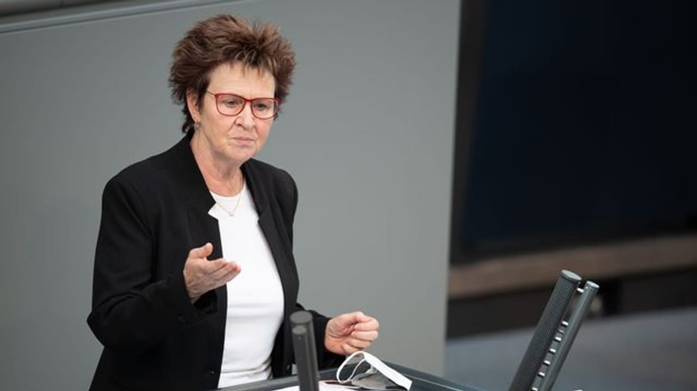 Sabine Zimmermann (Linke) spricht im Bundestag