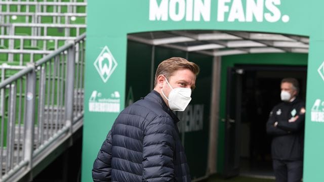 Werders Trainer Florian Kohfeldt (l) geht aus dem Innenraumbereich in die Kabine, im Hintergrund steht Geschäftsführer Frank Baumann. Werders Trainer Florian Kohfeldt (l) geht aus dem Innenraumbereich in die Kabine, im Hintergrund steht Geschäftsführer Frank Baumann.