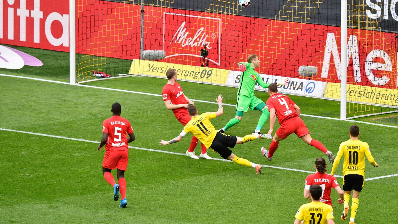 Borussia Dortmund in Führung: Mittelfeldspieler Marco Reus (M.) schießt das Tor zum 1:0 gegen Leipzig.