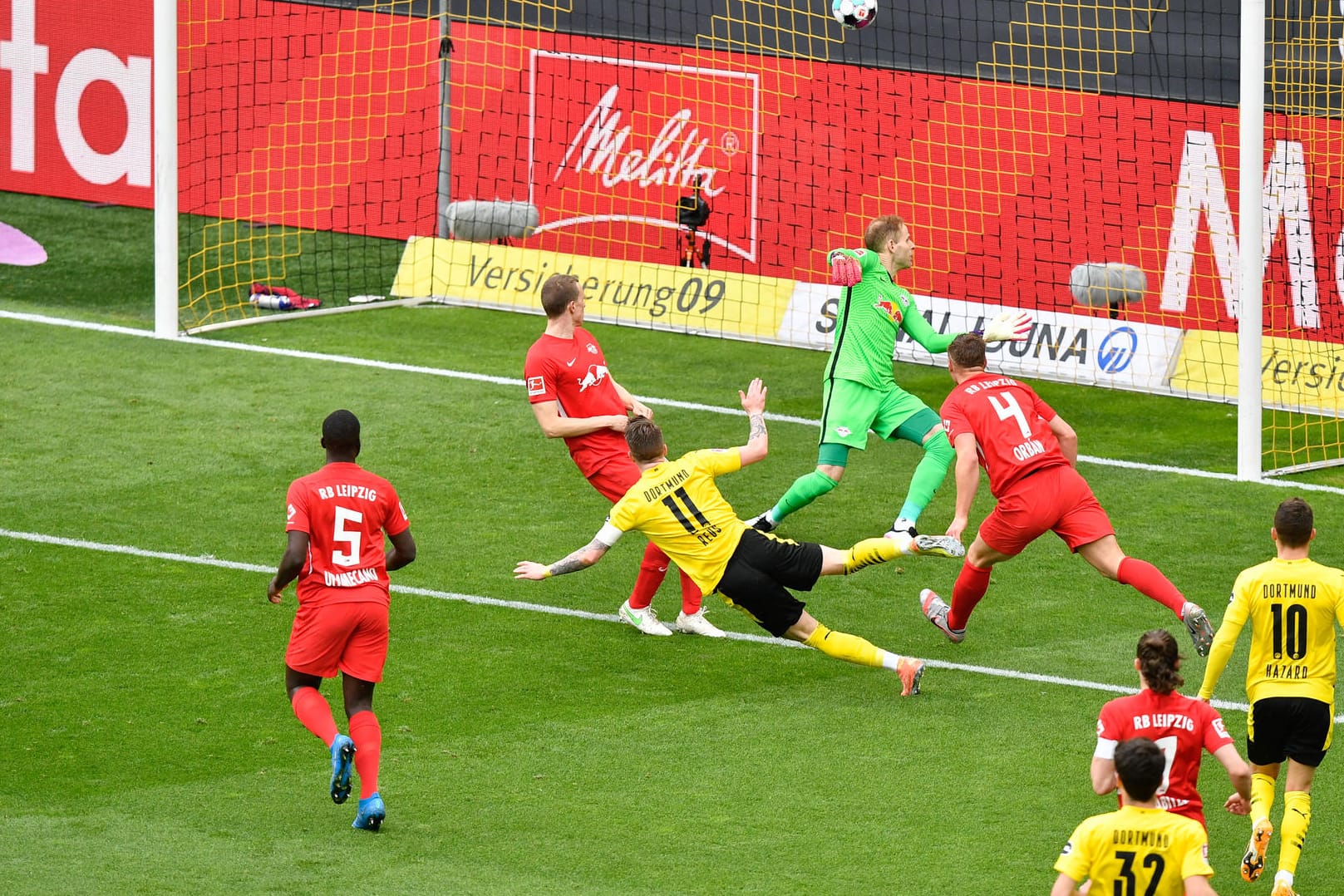 Borussia Dortmund in Führung: Mittelfeldspieler Marco Reus (M.) schießt das Tor zum 1:0 gegen Leipzig.