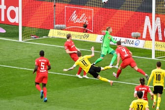 Borussia Dortmund in Führung: Mittelfeldspieler Marco Reus (M.) schießt das Tor zum 1:0 gegen Leipzig.