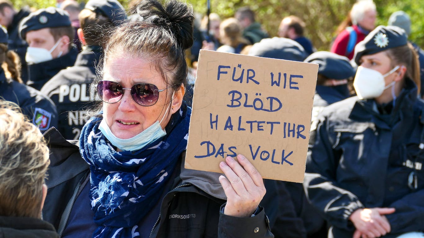 Protest gegen Änderung des Infektionsschutzgesetzes in Berlin: Populismus, Zuspitzungen und die Abgrenzung von Politik und anderen gesellschaftlichen Gruppen findet sich bei den Maßnahmen-Skeptikern häufig.